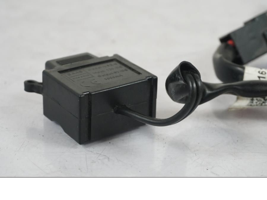 Snett uppifrån på USB-uttag från en KTM 1290 Super Duke R -2018 motorcykel.