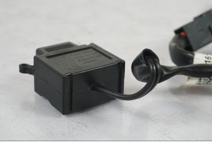 Snett uppifrån på USB-uttag från en KTM 1290 Super Duke R -2018 motorcykel.