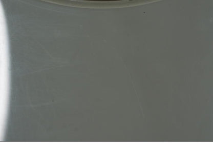 Extrabild4 på <p>Vindruta till Aprilia RSV 1000 2002.</p>

<p>Vindrutan är solblekt och har en gul "toning" sen vanlig transparant färg beroende på från vilken vinkel man kollar på den.</p>

<p>Ytliga repor / repor finns se bilder.</p> motorcykel.