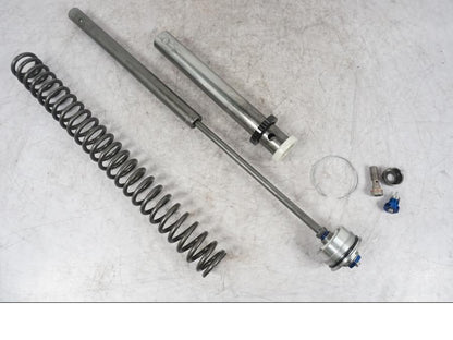 Framsidan på Gaffelbensdelar från en Buell 1125 R -2008 motorcykel.