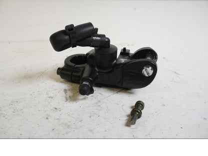 Framsidan på <p>Bromshuvudcylinder fram från Suzuki GSX-R 750 2006.</p>

<p>Saknar behållare.</p> motorcykel.