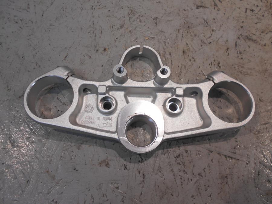 Baksidan på Gaffelkrona från en Aprilia Tuono V4R -2016 motorcykel.