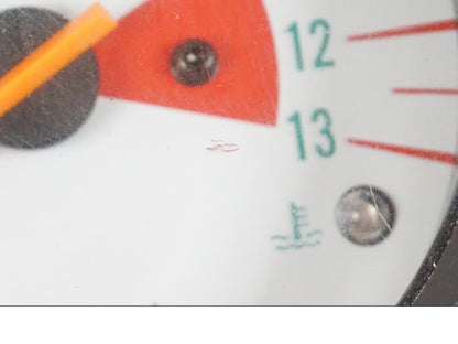 Baksidan på <p>Instrumentpanel från Suzuki SV 650 S 2001.</p>

<p>Finns ett mindre märke i ”glaset” som man känner, ett fäste är avbrutet på baksidan och själva det fäste och plastbiten saknas!</p> motorcykel.