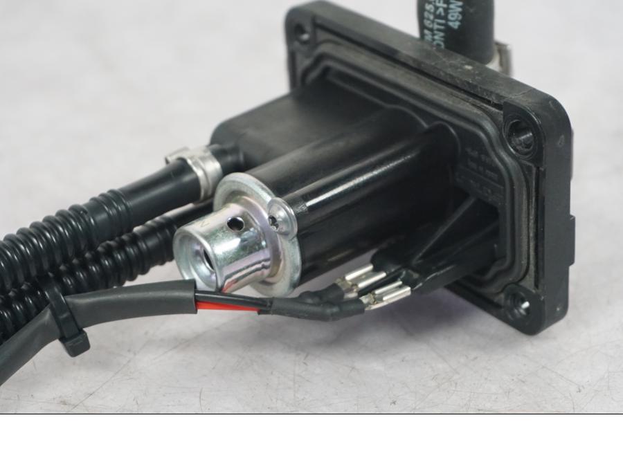 Vänster sida på Bensinpump insprut från en KTM 690 Duke -2015 motorcykel.