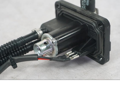 Vänster sida på Bensinpump insprut från en KTM 690 Duke -2015 motorcykel.