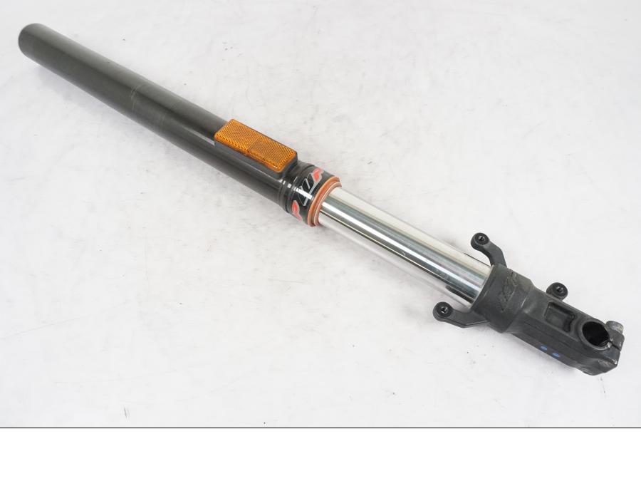 Framsidan på Gaffelben från en KTM 390 Duke -2018 motorcykel.