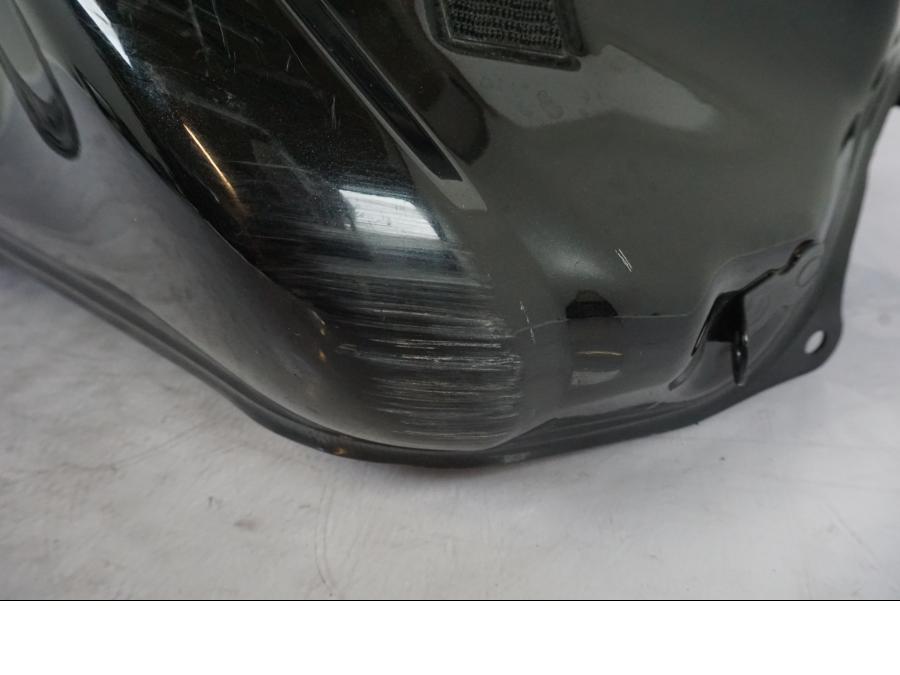 Snett nerifrån på Bensintank från en Kawasaki ER-6N -2012 motorcykel.