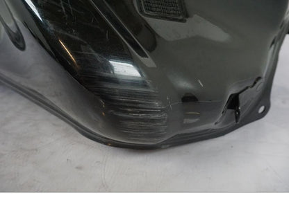 Snett nerifrån på Bensintank från en Kawasaki ER-6N -2012 motorcykel.