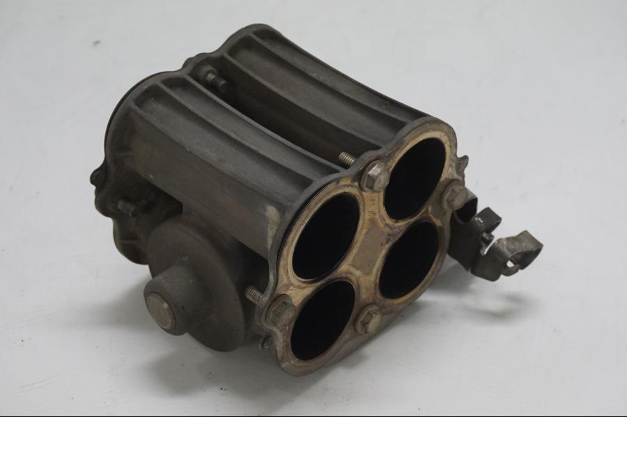 Baksidan på Avgasspjäll från en Honda CBR 900 RR -2000 motorcykel.