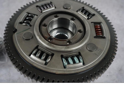 Baksidan på Koppling från en Triumph Tiger Explorer -2016 motorcykel.