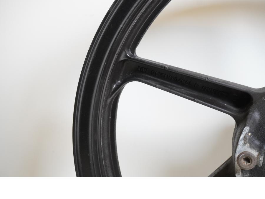 Snett nerifrån på Fälg från en Honda CBR 125 R -2008 motorcykel.