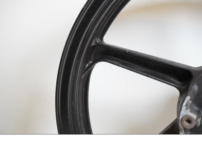 Snett nerifrån på Fälg från en Honda CBR 125 R -2008 motorcykel.