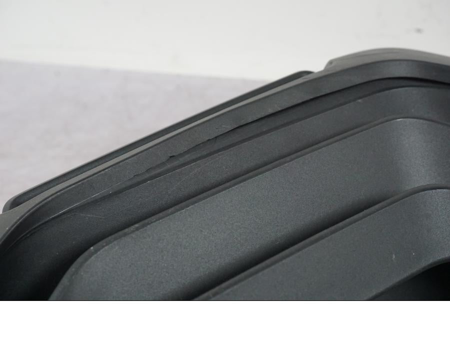 Snett uppifrån på Sidkåpa innerplast från en Ducati Multistrada V4 -2024 motorcykel.