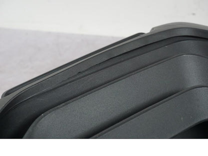 Snett uppifrån på Sidkåpa innerplast från en Ducati Multistrada V4 -2024 motorcykel.