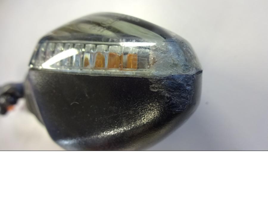 Snett nerifrån på Blinkers från en Honda CB 500 F -2013 motorcykel.