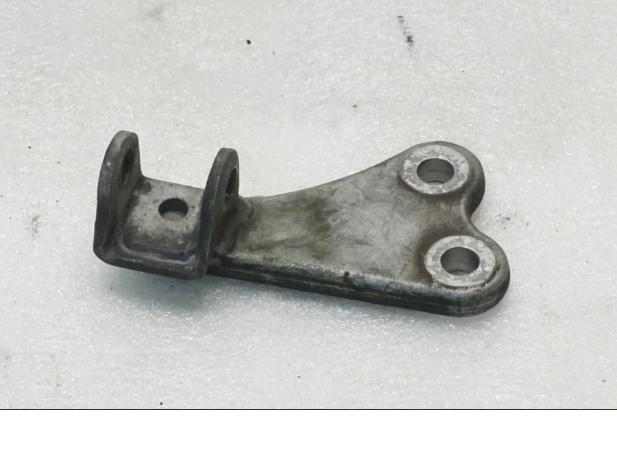 Framsidan på Fotpinnefäste från en Yamaha TT 600 RE -2004 motorcykel.