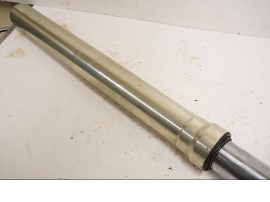 Vänster sida på Gaffelben från en Triumph Tiger 800 -2011 motorcykel.