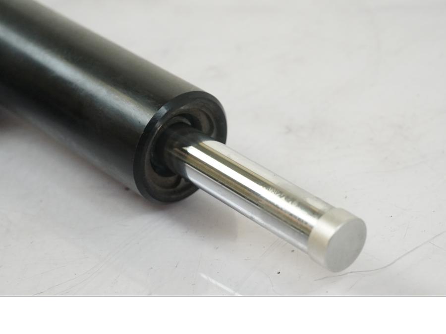 Höger sida på Styrdämpare från en KTM 1290 Super Duke R -2015 motorcykel.