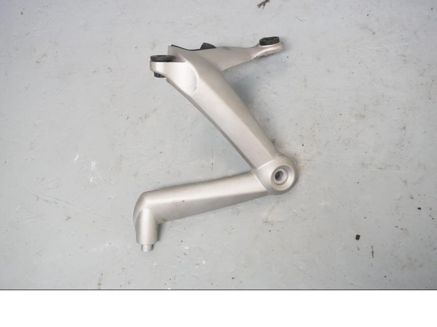 Framsidan på Strålkastarfäste från en Triumph Street Twin -2016 motorcykel.