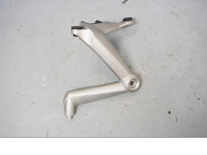 Framsidan på Strålkastarfäste från en Triumph Street Twin -2016 motorcykel.