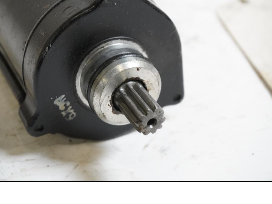 Baksidan på Startmotor från en Honda VT 1100 C -1997 motorcykel.