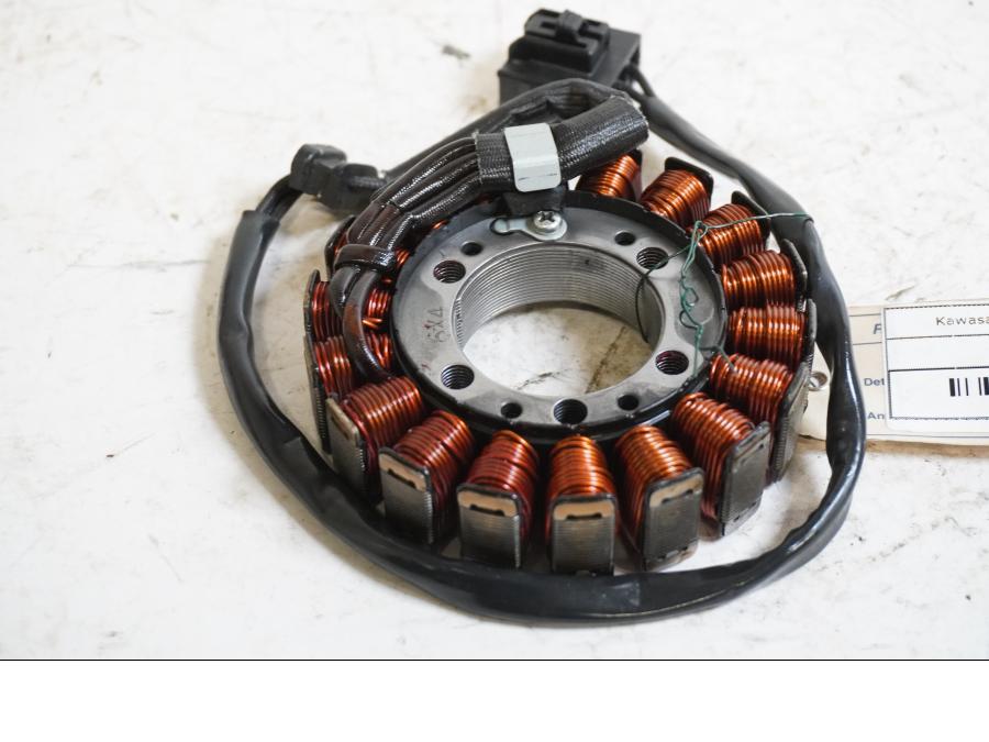 Framsidan på Generator från en Kawasaki Z 900 -2017 motorcykel.