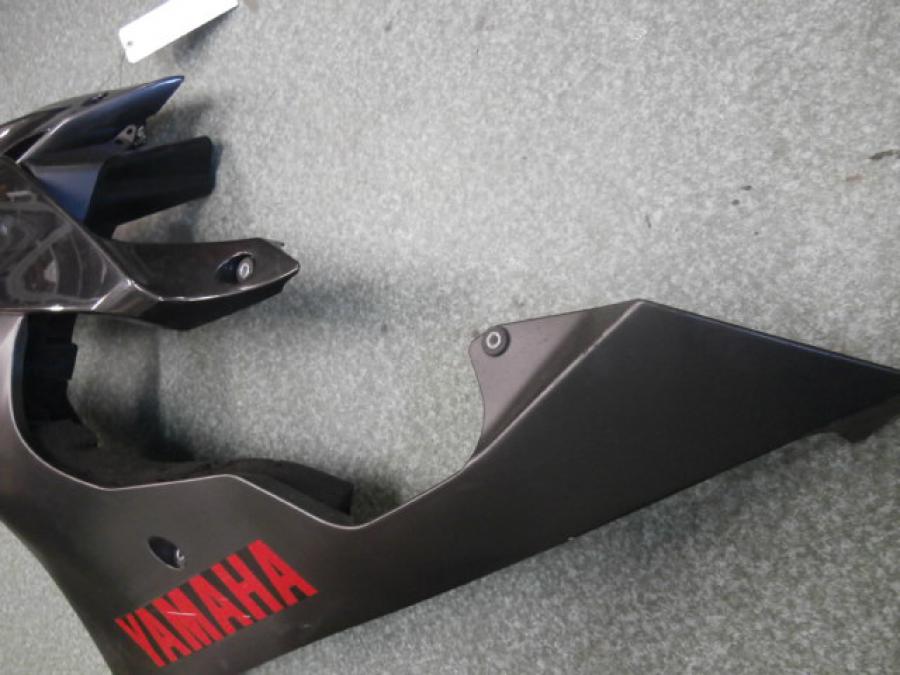 Snett uppifrån på Sidkåpa från en Yamaha YZF R6 -2008 motorcykel.