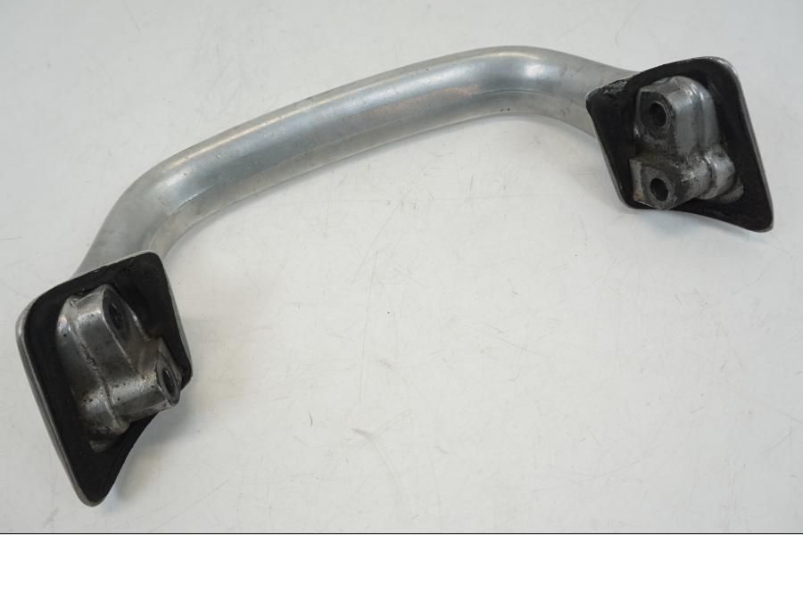 Extrabild2 på Passagerarhandtag från en Honda CB 750 -2002 motorcykel.