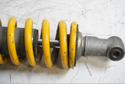 Snett uppifrån på Stötdämpare från en Triumph TT 600 -2001 motorcykel.