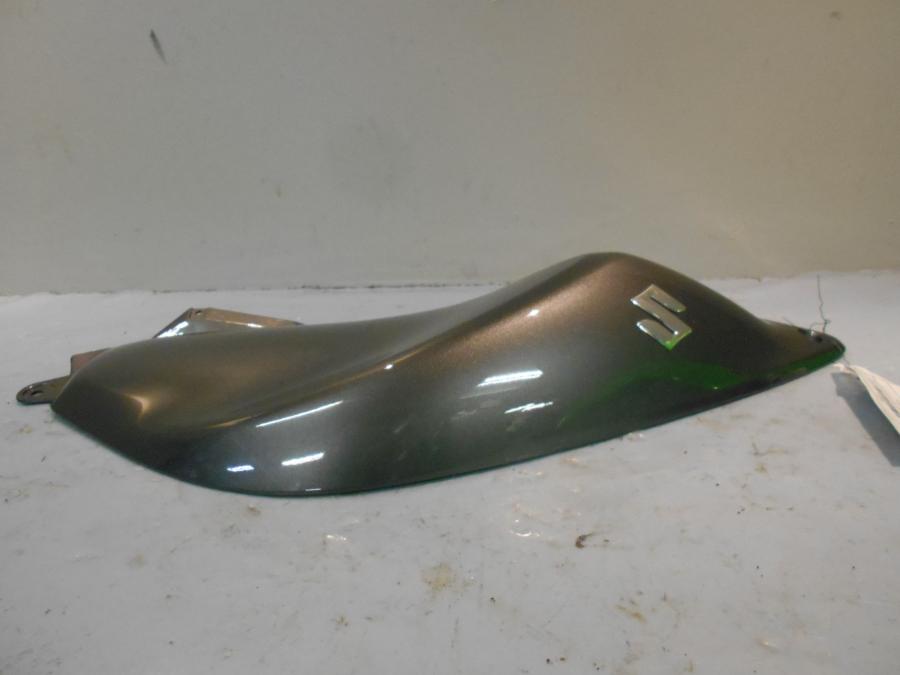 Höger sida på Bensintankskåpa från en Suzuki DL 650 -2012 motorcykel.