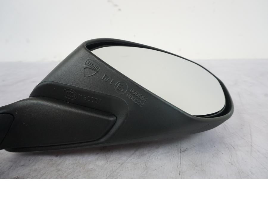 Baksidan på Backspegel från en Ducati Panigale V2 -2022 motorcykel.