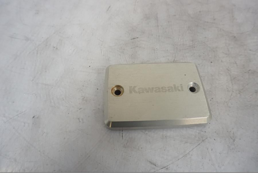 Framsidan på Bromsvätskebehållarkåpa från en Kawasaki ER-6N -2008 motorcykel.