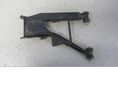 Baksidan på Länkarm från en Suzuki LTA 750 XP E -2009 motorcykel.