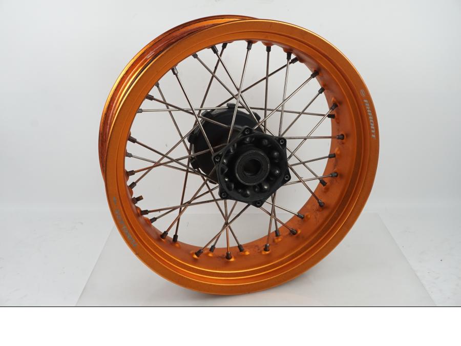 Framsidan på Fälg från en KTM 690 SMCR -2015 motorcykel.