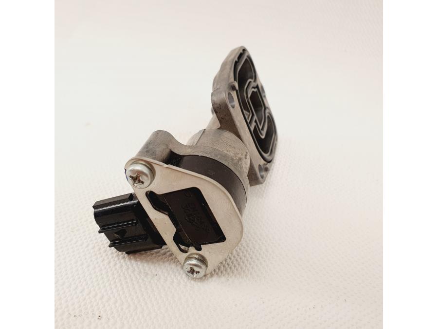 Snett uppifrån på Tomgångsventil från en Honda CB 500 F -2013 motorcykel.