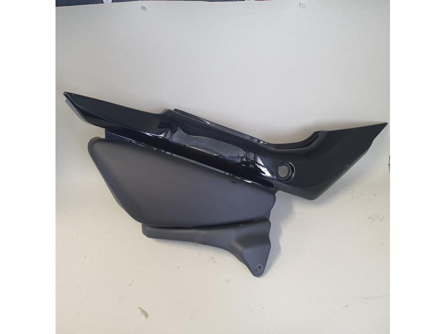 Framsidan på Sidopanel från en Suzuki M 1800 -2009 motorcykel.