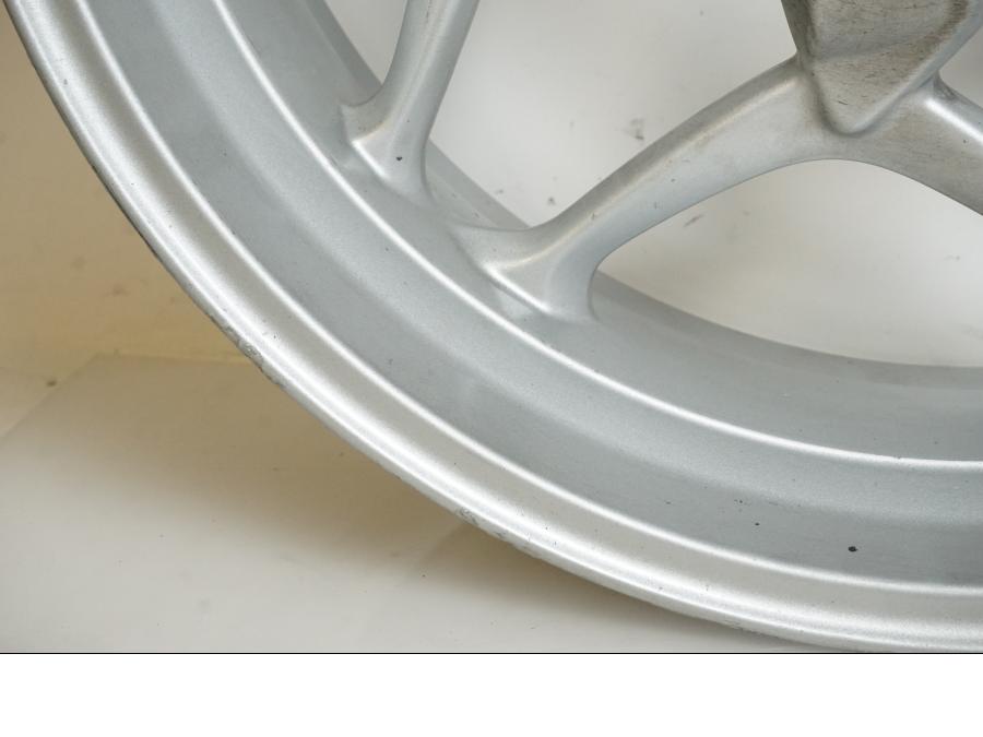 Höger sida på Fälg från en BMW R 1200 R -2009 motorcykel.