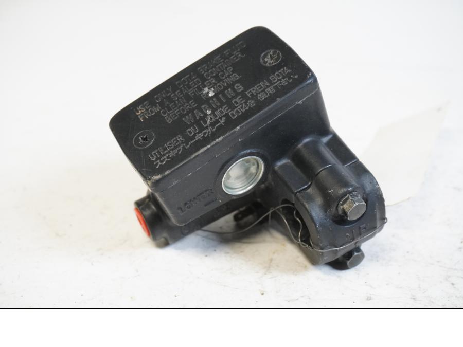 Framsidan på Bromshuvudcylinder från en Suzuki RF 900 R -1998 motorcykel.