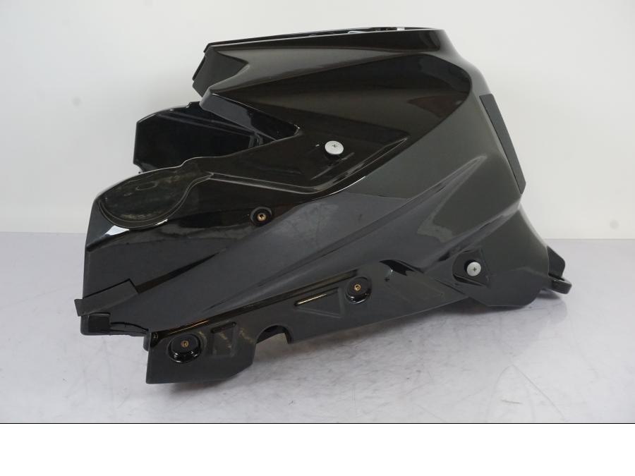 Snett uppifrån på Bensintank från en KTM 1290 Super Duke -2019 motorcykel.