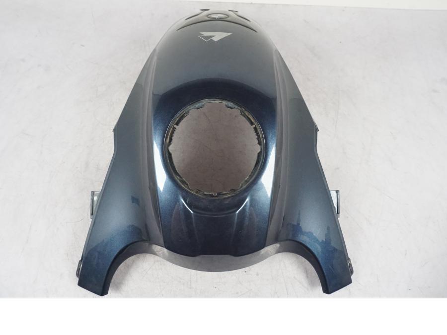 Snett uppifrån på Bensintankskåpa från en BMW R 1200 GS -2005 motorcykel.