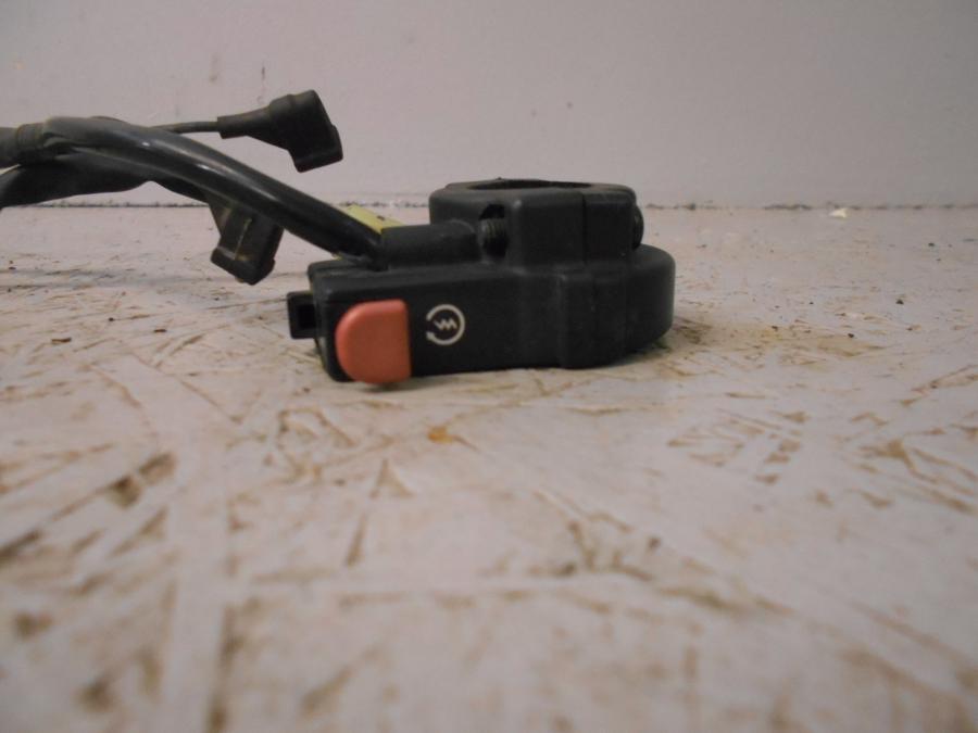 Baksidan på Styrelreglage från en Honda CBR 125 R -2006 motorcykel.