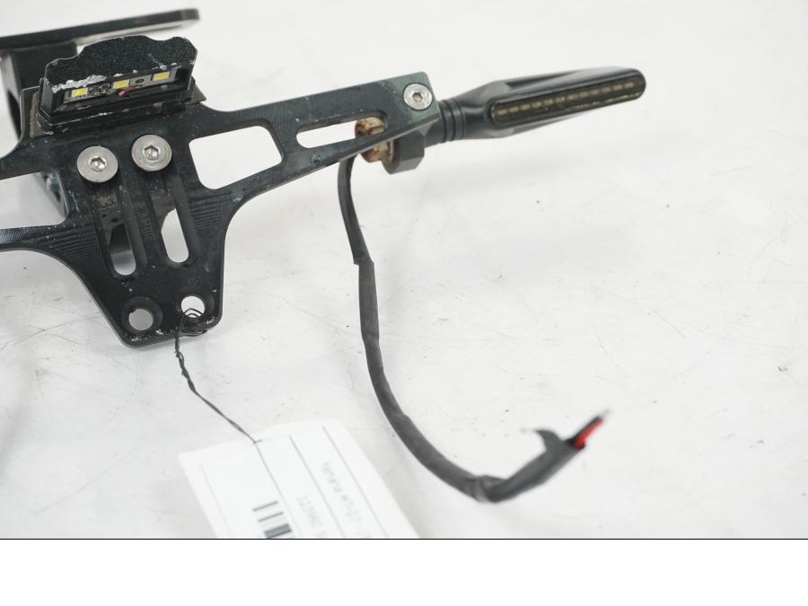 Vänster sida på Skylthållare från en Yamaha MT-07 -2019 motorcykel.