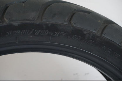 Snett uppifrån på <p>Begagnad däck av märket Dunlop och modell Arrowmax StreetSmart.</p>

<p>Märke från inbromsning se bild.</p>

<p>Dimension 130/70-17 M/C 62H. </p>

<p>Mönsterdjup ca: 5,10mm.</p>

<p>Mönsterdjup yttre kant ca: 5,50mm.</p>

<p>Tillv: vecka 40 år 2018.</p> moped.