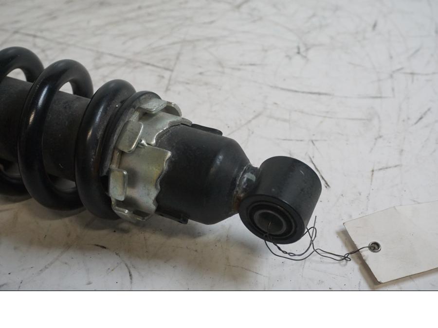 Baksidan på Stötdämpare från en Kawasaki VN 900 -2007 motorcykel.