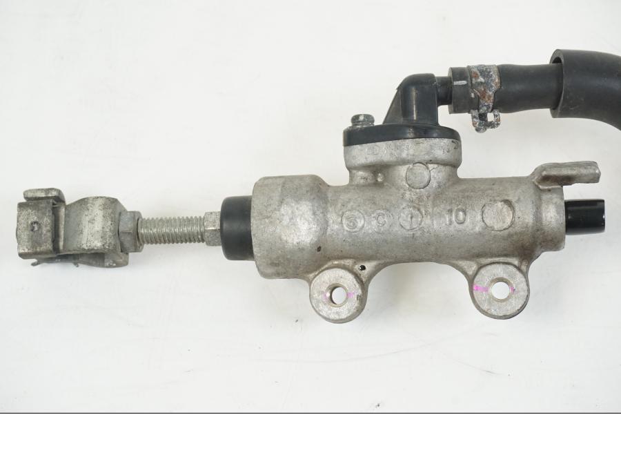 Baksidan på Bromshuvudcylinder från en Honda CBR 125 R -2006 motorcykel.