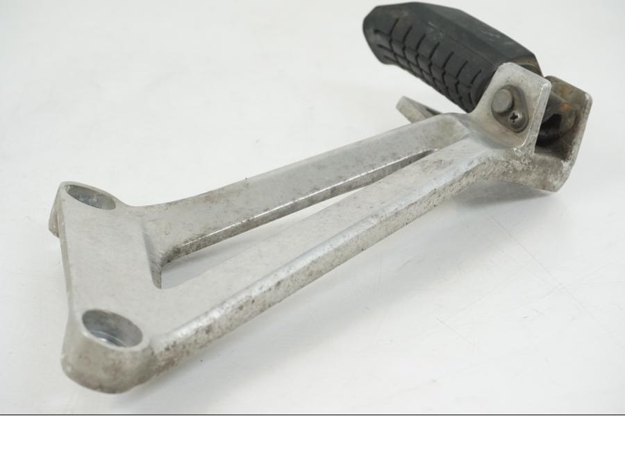 Baksidan på Fotpinnefäste från en Honda CBR 125 R -2006 motorcykel.