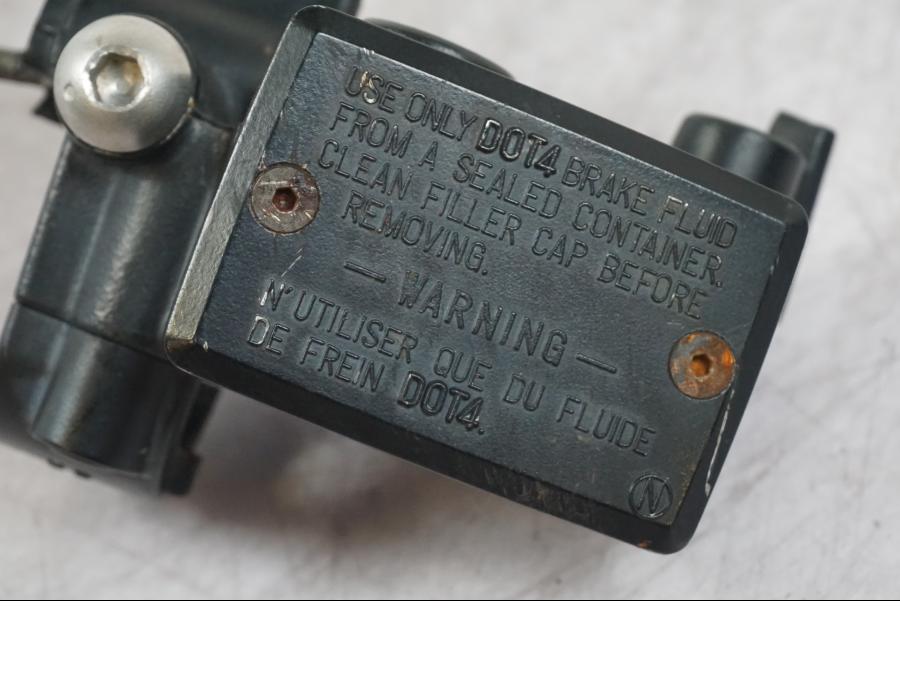 Snett nerifrån på Kopplingshuvudcylinder från en Buell 1125 R -2008 motorcykel.