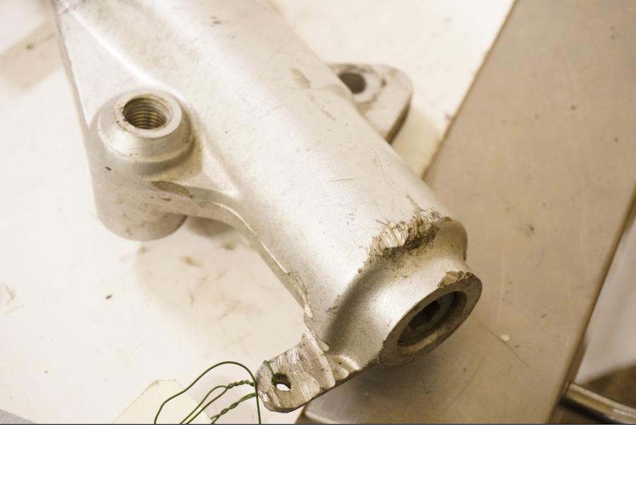 Höger sida på Gaffelben från en Yamaha DT 125 -2002 motorcykel.