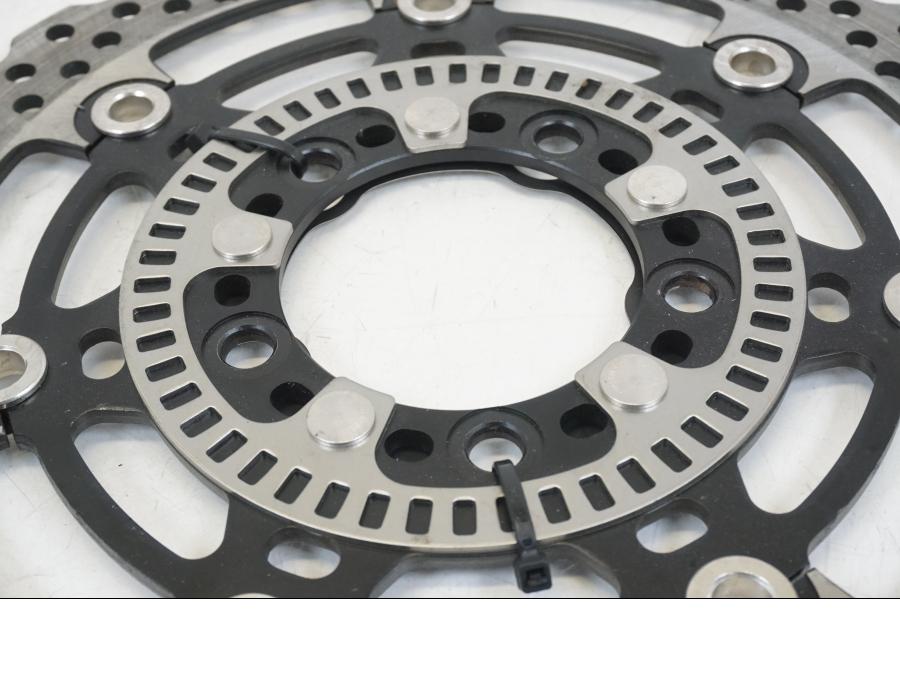 Baksidan på Bromsskiva från en Kawasaki ER-6F -2016 motorcykel.