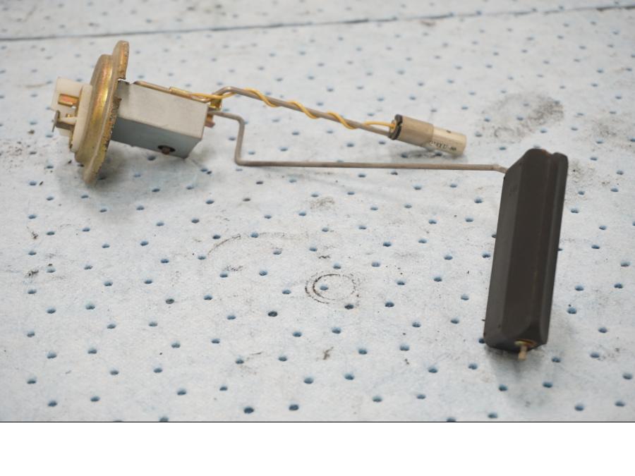 Framsidan på Bensintankgivare från en Honda GL 1200 -1987 motorcykel.